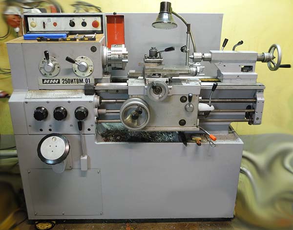 Фото токарно-гвинторізного верстата 250итвм Фото токарно-гвинторізного верстата 250итвм